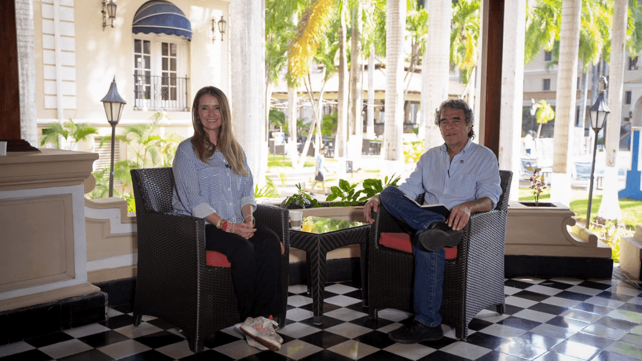 Sergio Fajardo y Paloma Valencia se tomaron el café en Barranquilla, pero se descarta alianza: "En términos políticos estamos en terrenos muy diferentes" Sergio Fajardo y Paloma Valencia se tomaron el café en Barranquilla, pero se descarta alianza: "En términos políticos estamos en terrenos muy diferentes"