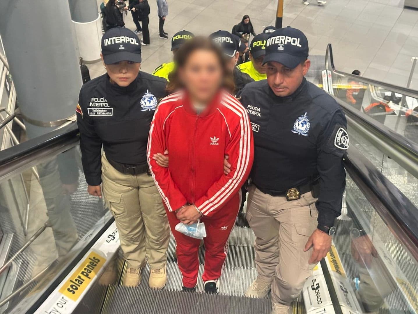 Extraditan desde Argentina a Mayerly Arévalo, investigada por presunto lavado de activos para el ELN. Créditos: Policía Nacional Extraditan desde Argentina a Mayerly Arévalo, investigada por presunto lavado de activos para el ELN. Créditos: Policía Nacional