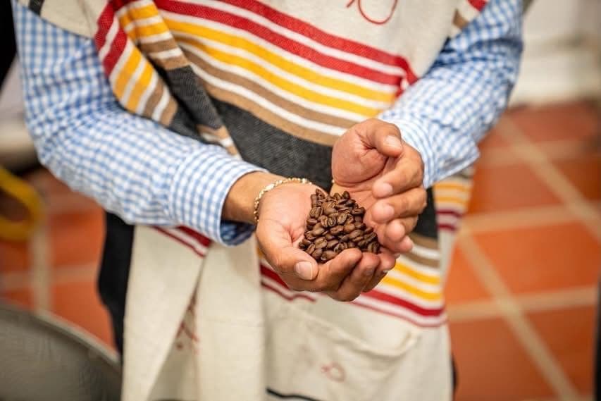 La visita de los compradores europeos permitió conocer de primera mano los procesos productivos, las prácticas de sostenibilidad, la catación y el barismo desarrollados por asociaciones cafeteras de municipios PDET. La visita de los compradores europeos permitió conocer de primera mano los procesos productivos, las prácticas de sostenibilidad, la catación y el barismo desarrollados por asociaciones cafeteras de municipios PDET.