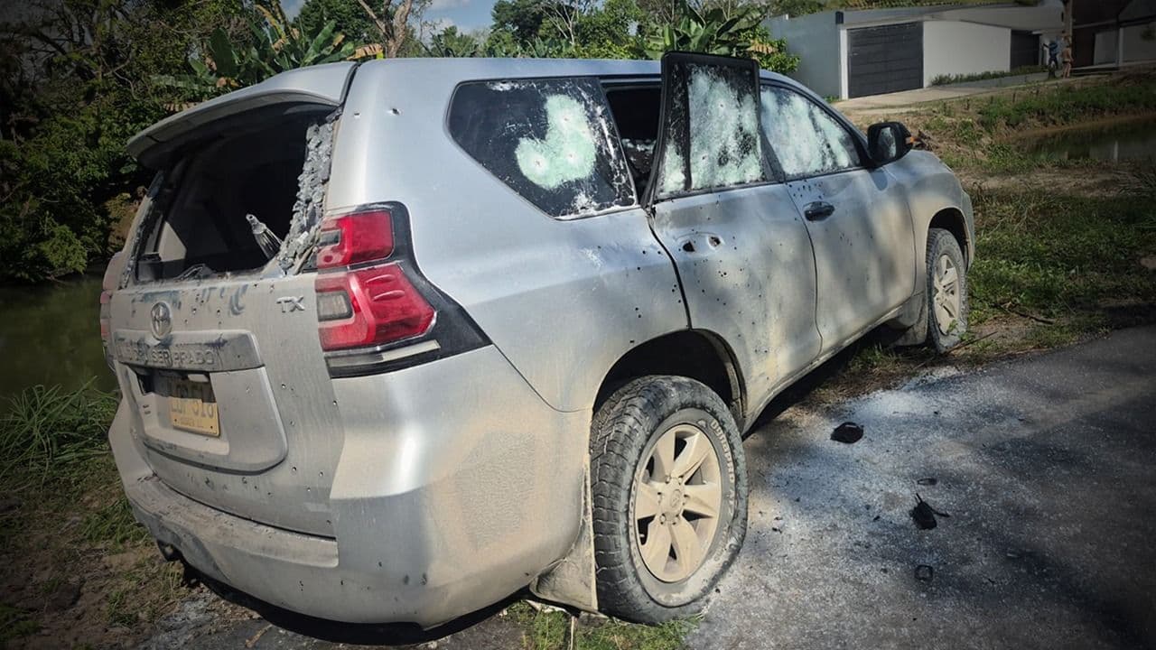 Así quedó uno de los vehículos del esquema de seguridad del senador Jairo Castellanos, del partido Alianza Social Independiente (ASI), atacado por el ELN en la vía entre Fortul y Tame, Arauca. Así quedó uno de los vehículos del esquema de seguridad del senador Jairo Castellanos, del partido Alianza Social Independiente (ASI), atacado por el ELN en la vía entre Fortul y Tame, Arauca.