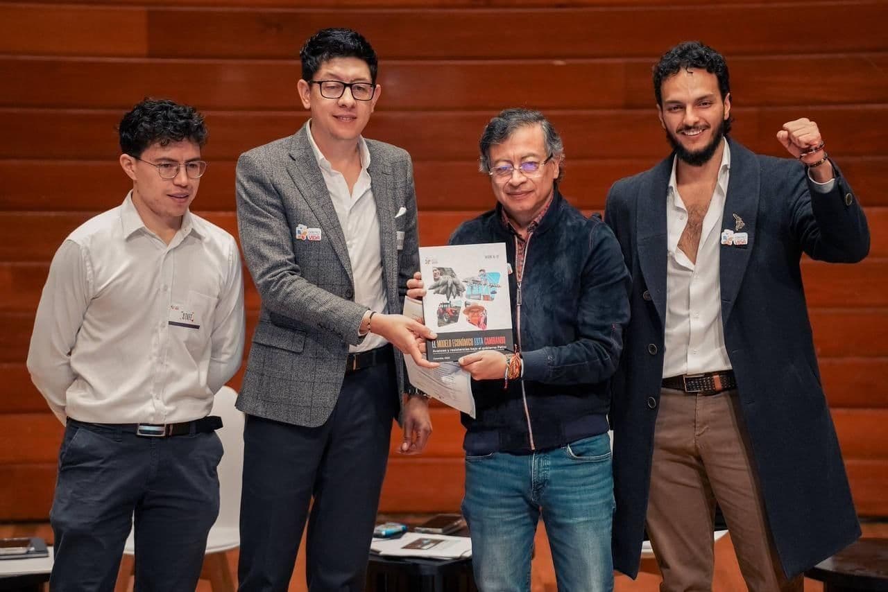 El presidente Gustavo Petro recibe el informe sobre el modelo económico El presidente Gustavo Petro recibe el informe sobre el modelo económico