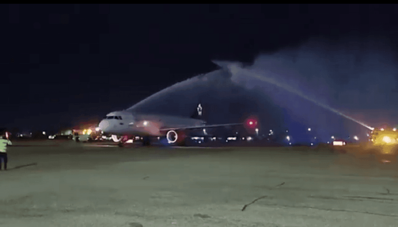Imagen del aterrizaje del primero vuelo nocturno en Riohacha. Foto Aeropuertos de Oriente. Imagen del aterrizaje del primero vuelo nocturno en Riohacha. Foto Aeropuertos de Oriente.