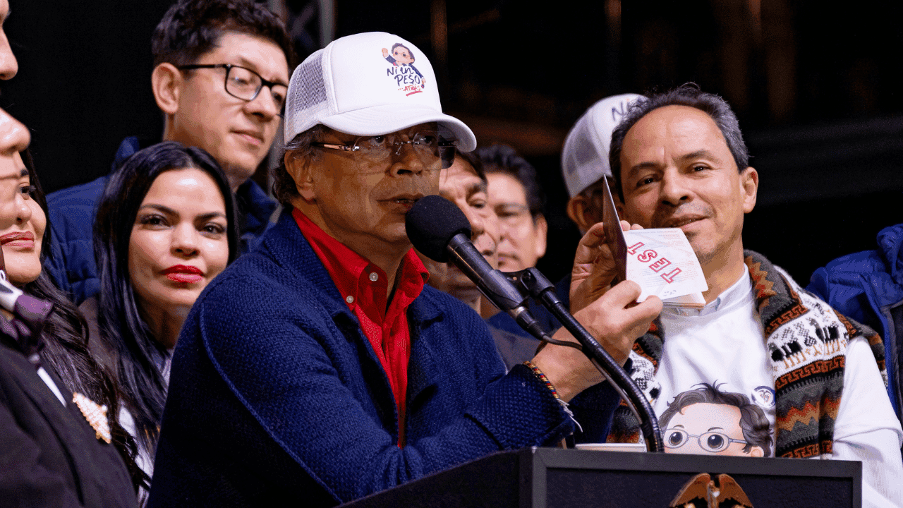 Foto del presidente Gustavo Petro con el pasaporte Foto del presidente Gustavo Petro con el pasaporte