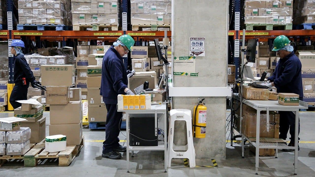 Trabajadores en una fábrica Trabajadores en una fábrica