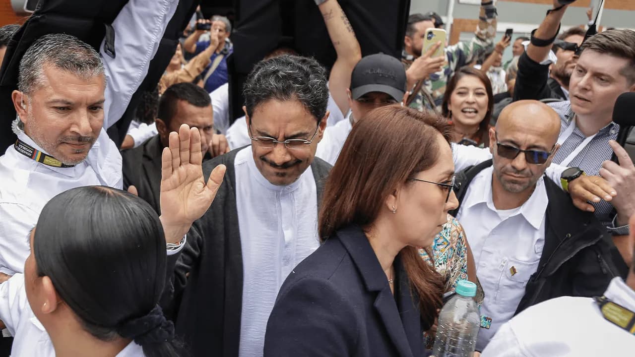 Iván Cepeda en el entretiempo: 72 horas de distancia, una campaña que se reinventa y el dilema de qué hacer con el factor Petro Iván Cepeda en el entretiempo: 72 horas de distancia, una campaña que se reinventa y el dilema de qué hacer con el factor Petro