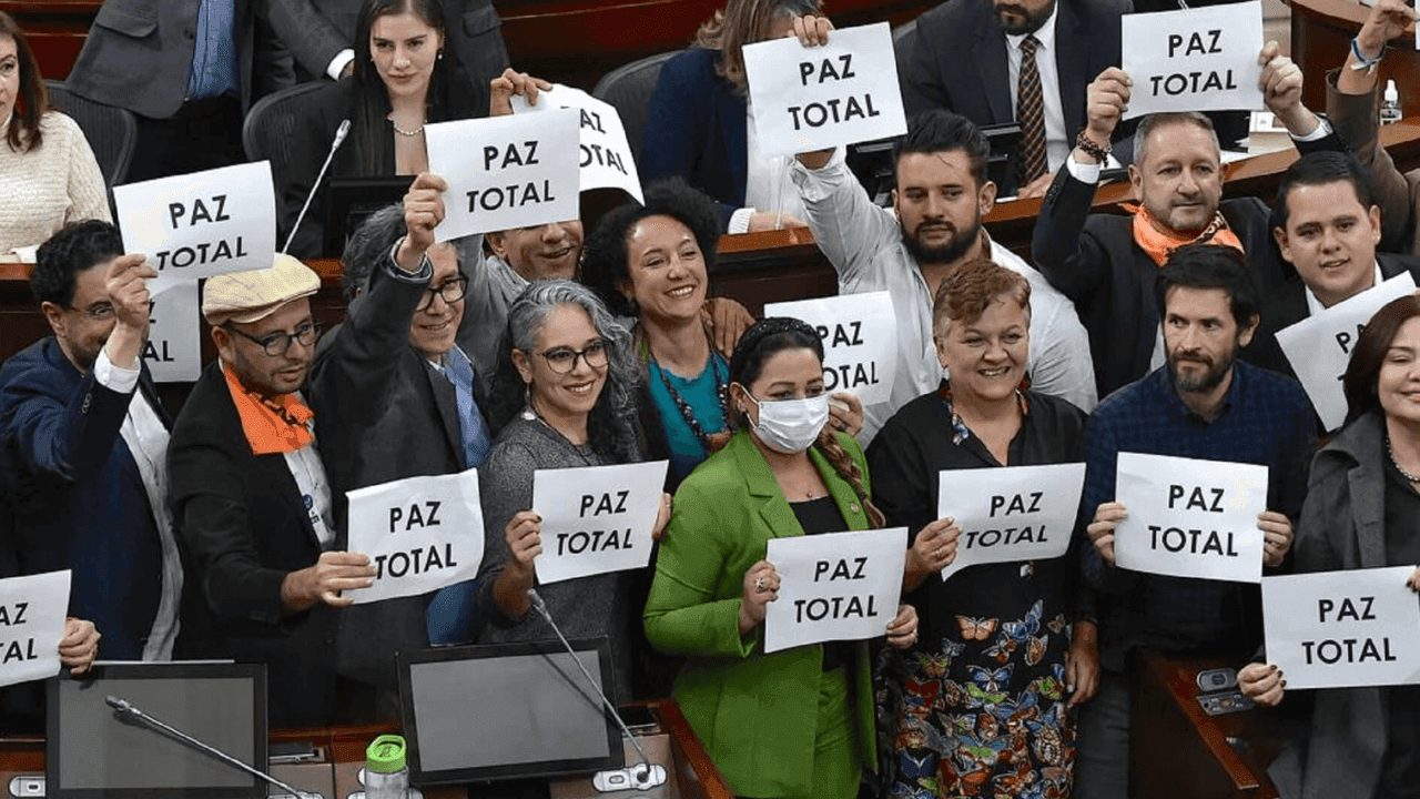 La Paz Total vista comparada con otros procesos de paz La Paz Total vista comparada con otros procesos de paz