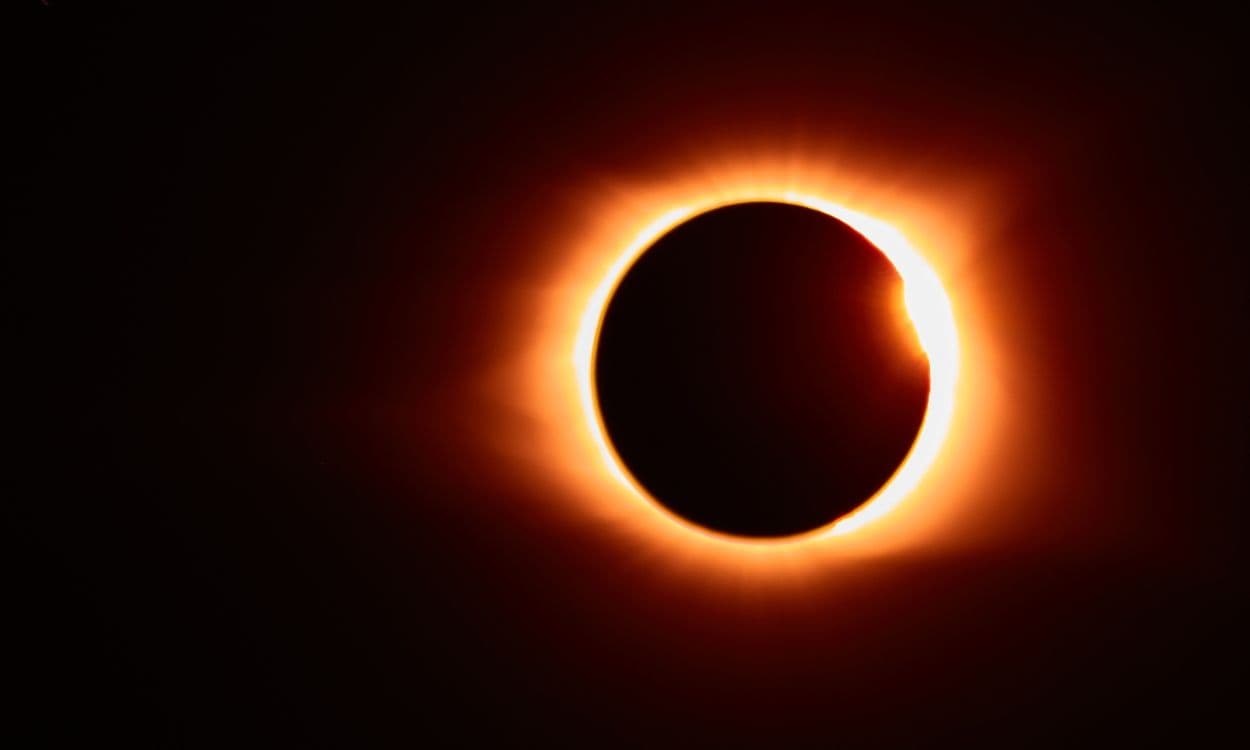 photologuephotos2024-01imagen-eclipse-solar-llamarada-solar-que-crea-resplandor-naranja-alrededor-luna-negra_1jpg photologuephotos2024-01imagen-eclipse-solar-llamarada-solar-que-crea-resplandor-naranja-alrededor-luna-negra_1jpg