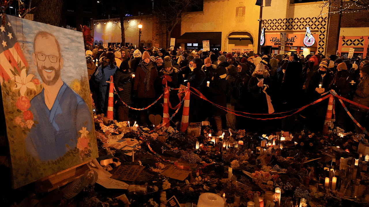 Vigilia en Mineápolis por la muerte del enfermero Alex Pretti tras un tiroteo con agentes federales. Vigilia en Mineápolis por la muerte del enfermero Alex Pretti tras un tiroteo con agentes federales.