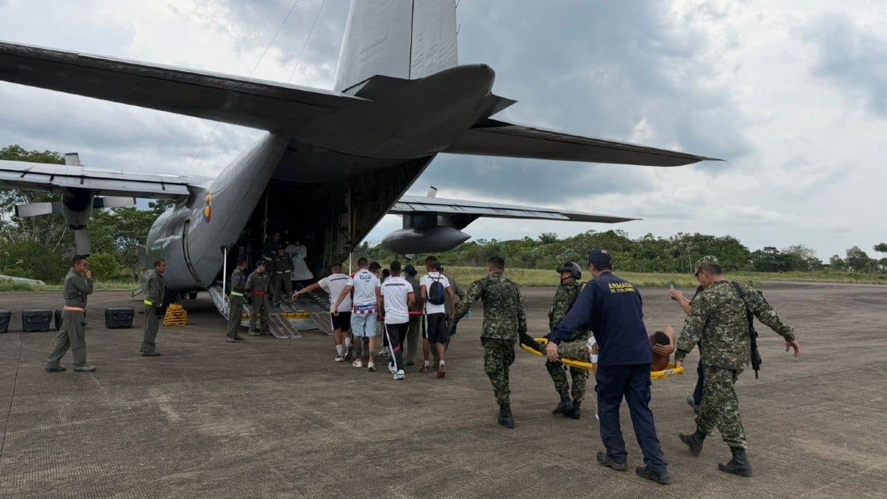 Heridos siendo trasladados a centros médicos tras accidente aéreo. Créditos: Mindefensa Heridos siendo trasladados a centros médicos tras accidente aéreo. Créditos: Mindefensa