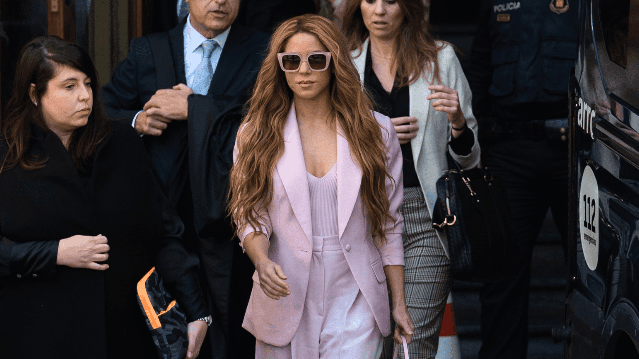 Shakira saliendo de un tribunal Shakira saliendo de un tribunal