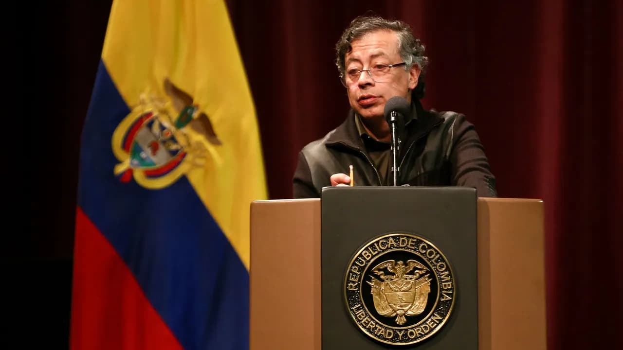 Petro llamó a votar libremente y pidió vigilar el escrutinio durante la jornada electoral. Créditos: Colprensa Petro llamó a votar libremente y pidió vigilar el escrutinio durante la jornada electoral. Créditos: Colprensa