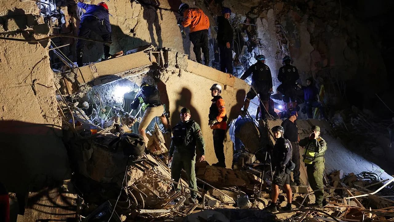 De los tambores al terremoto: crónica de un país entre escombros De los tambores al terremoto: crónica de un país entre escombros