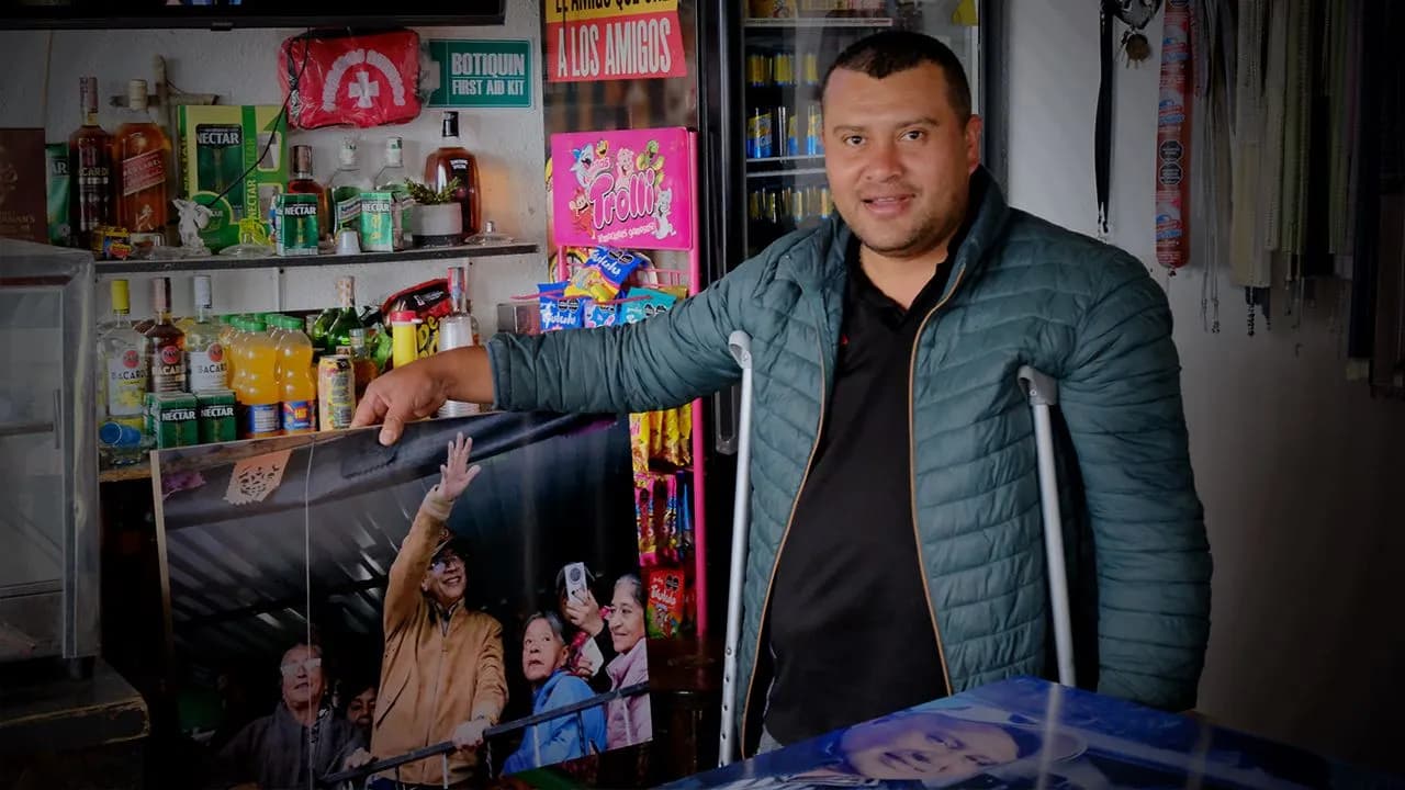 El presidente Gustavo Petro se tomó una cerveza fría en Zipaquirá el jueves pasado. Euclides recuerda que en su bar pusieron drones para evitar ataques y que ese día se despertó con miedo de sufrir un atentado en su tienda | Crédito: Alejandro Aristizábal El presidente Gustavo Petro se tomó una cerveza fría en Zipaquirá el jueves pasado. Euclides recuerda que en su bar pusieron drones para evitar ataques y que ese día se despertó con miedo de sufrir un atentado en su tienda | Crédito: Alejandro Aristizábal