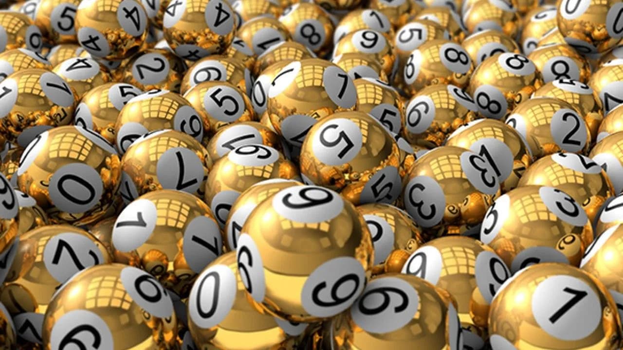 photologuephotos2024-12gold_balls_1jpg photologuephotos2024-12gold_balls_1jpg