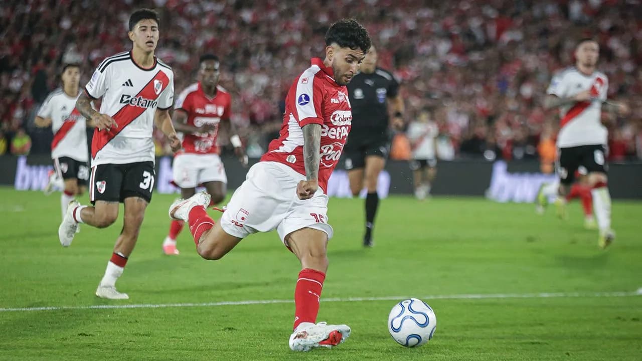 Nahuel Bustos, uno de los titulares de Santa Fe en el Monumental. Créditos: Colprensa Nahuel Bustos, uno de los titulares de Santa Fe en el Monumental. Créditos: Colprensa