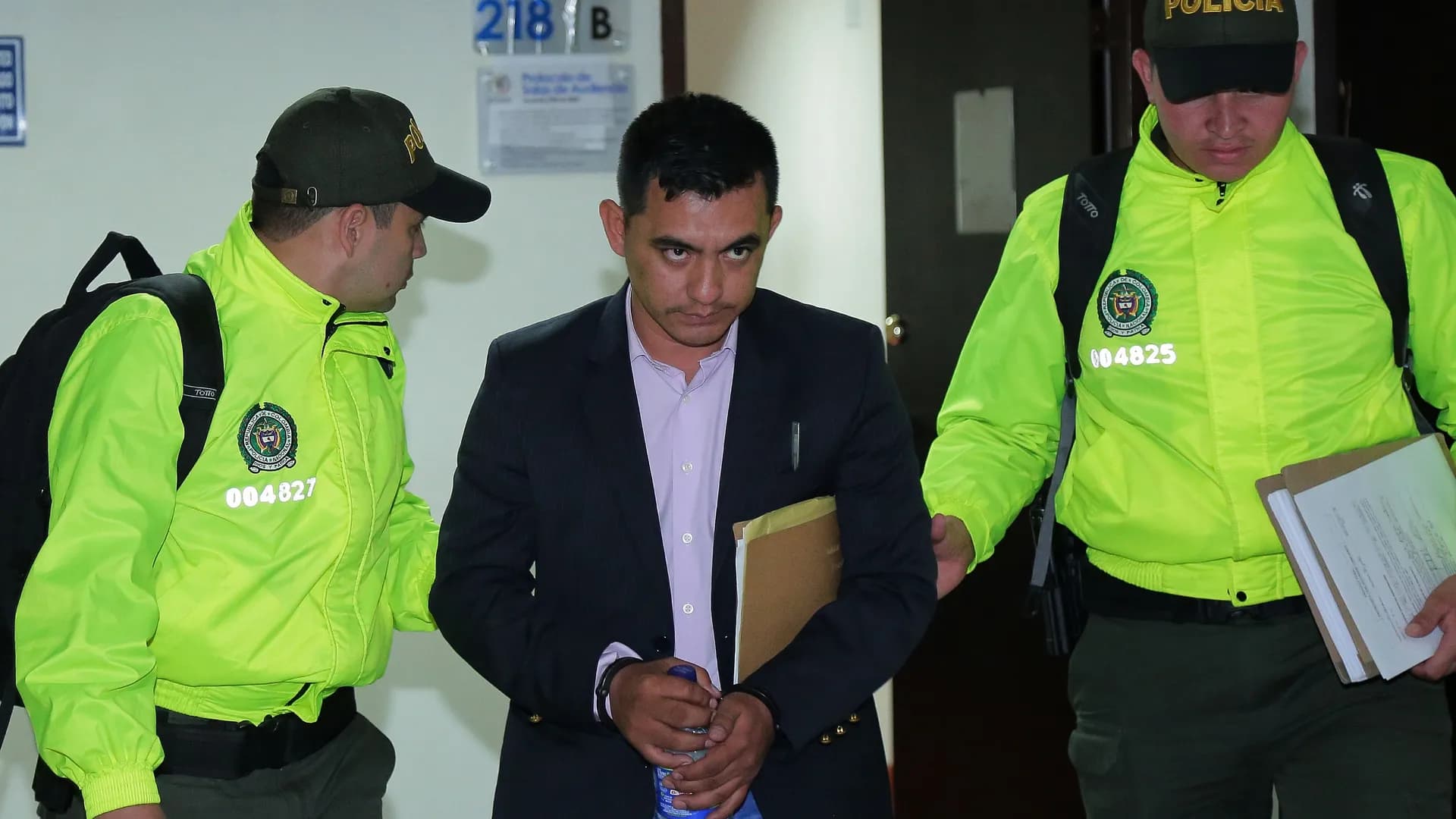 Invocar a Carlos Castaño sí es una amenaza: Corte Suprema revoca absolución de abogado que amedrentó a tres periodistas Invocar a Carlos Castaño sí es una amenaza: Corte Suprema revoca absolución de abogado que amedrentó a tres periodistas