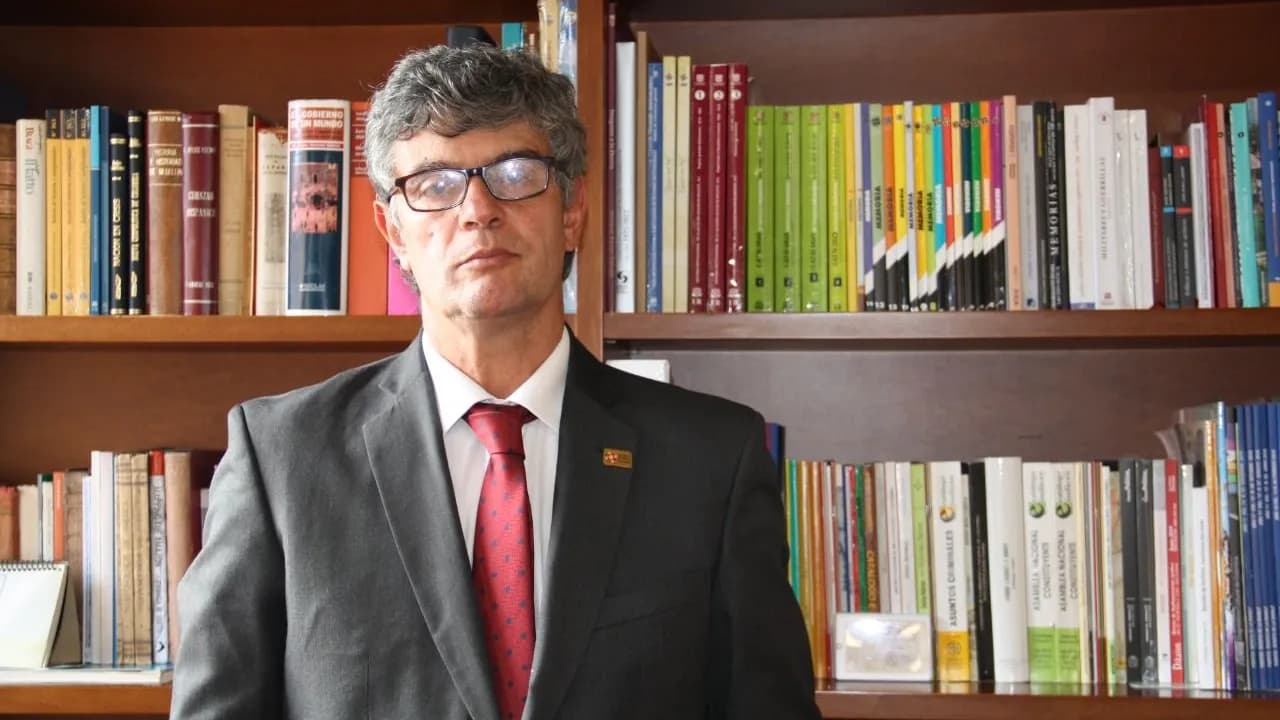 Quién es Enrique Serrano, el filósofo que Abelardo de la Espriella nombró para liderar su "batalla cultural" Quién es Enrique Serrano, el filósofo que Abelardo de la Espriella nombró para liderar su "batalla cultural"