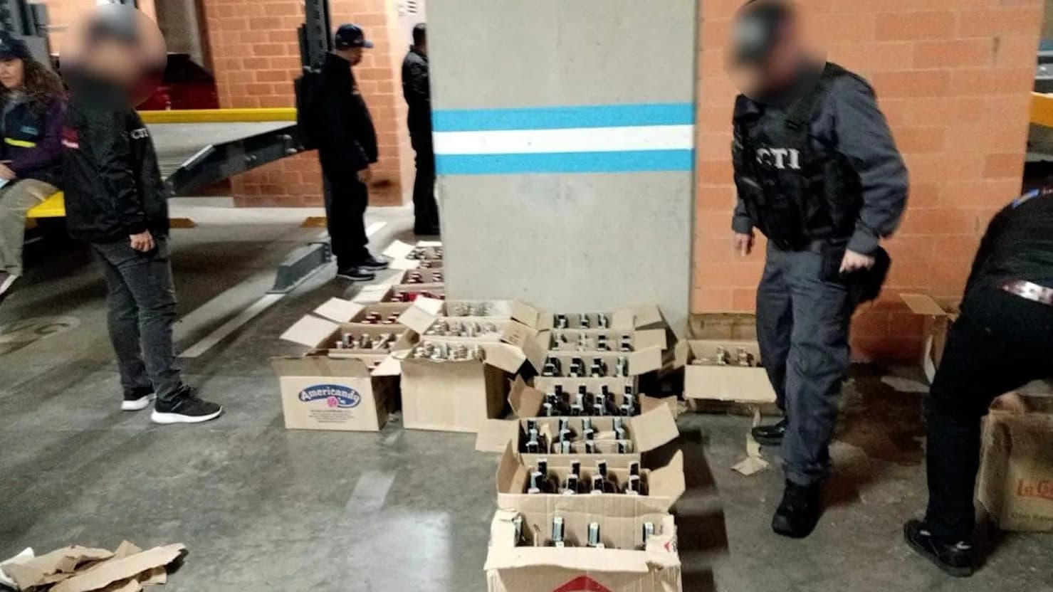 Incautan más de 8.500 botellas de licor adulterado en el centro de Bogotá Incautan más de 8.500 botellas de licor adulterado en el centro de Bogotá