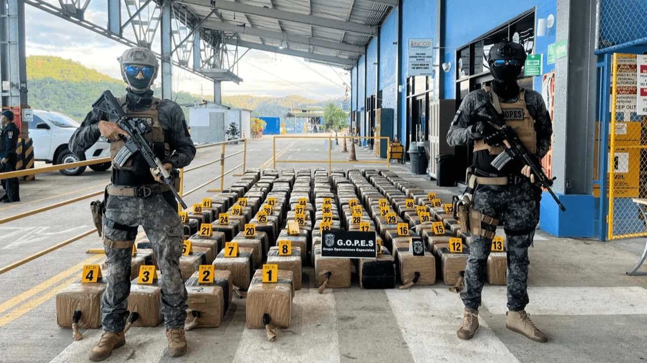 Incautan 2,6 toneladas de cocaína en operación entre Colombia y Costa Rica: avaluadas en 20 millones de dólares Incautan 2,6 toneladas de cocaína en operación entre Colombia y Costa Rica: avaluadas en 20 millones de dólares