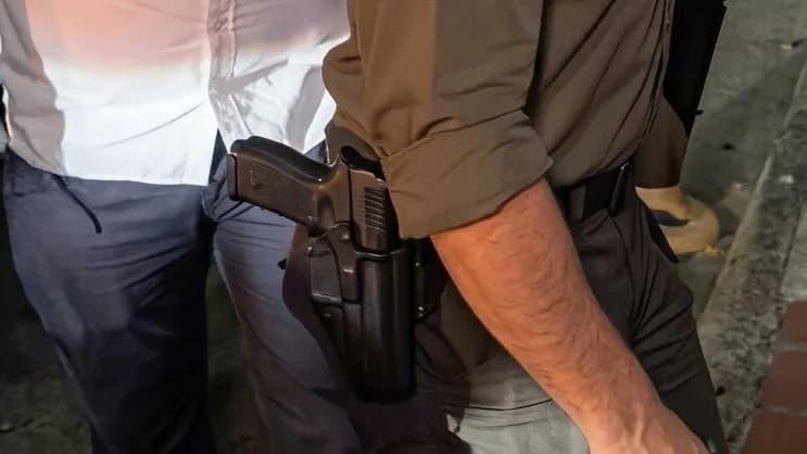 ¿Cuál es el arma que portaba el presidente De la Espriella durante su recorrido por Santa Marta? ¿Cuál es el arma que portaba el presidente De la Espriella durante su recorrido por Santa Marta?