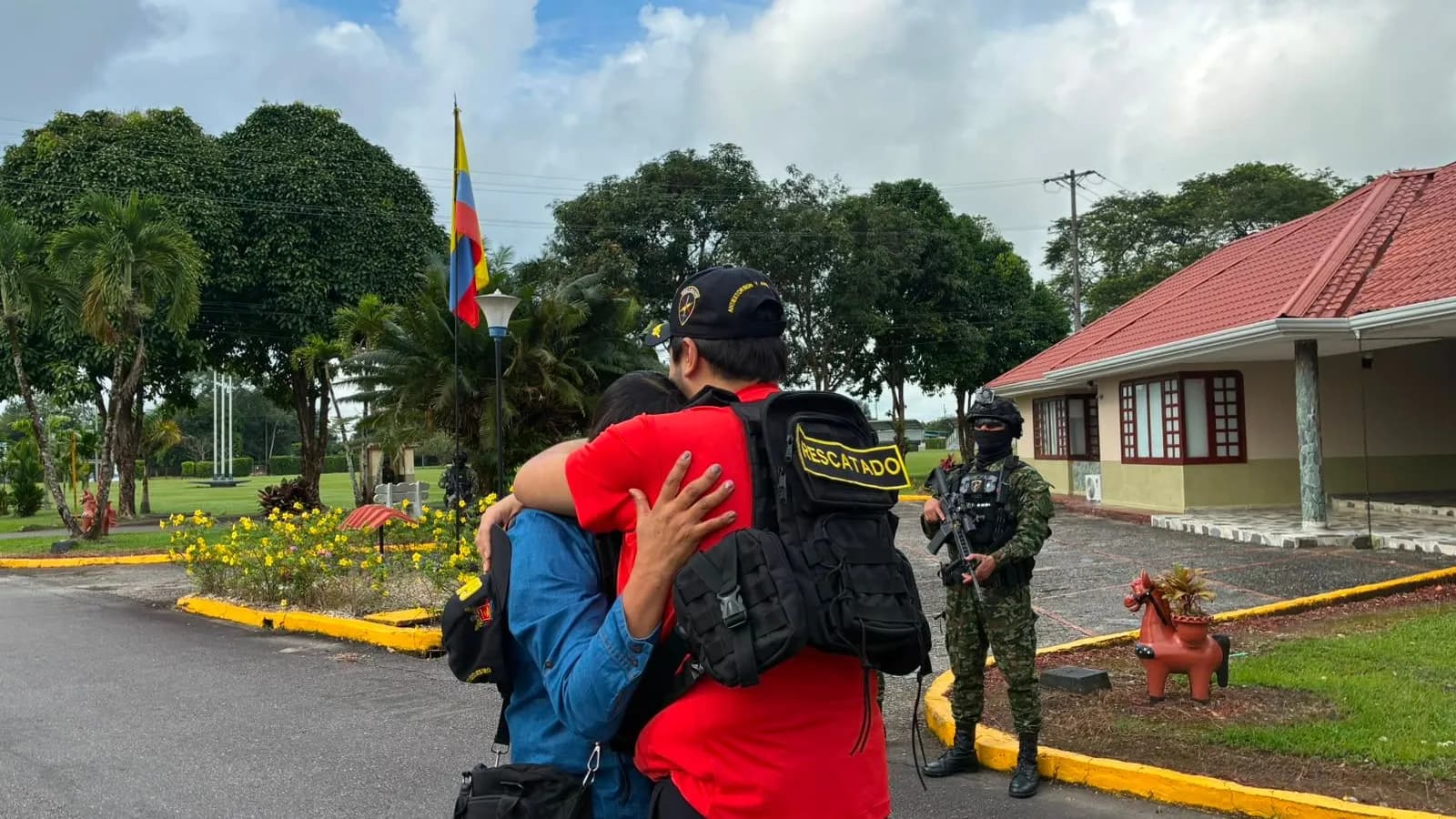 Ell reencuentro después de once meses entre madre e hijo. Foto: Ejército Nacional. Ell reencuentro después de once meses entre madre e hijo. Foto: Ejército Nacional.