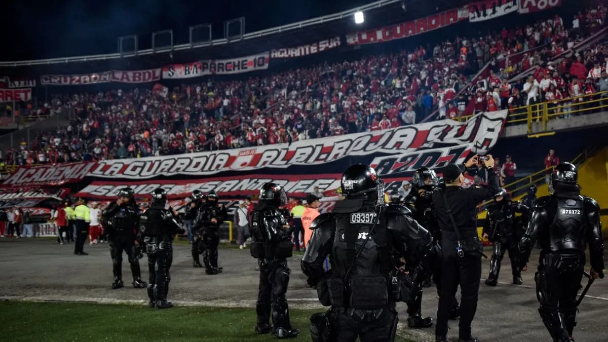 Pelea entre barras de Santa Fe y América de Cali Pelea entre barras de Santa Fe y América de Cali