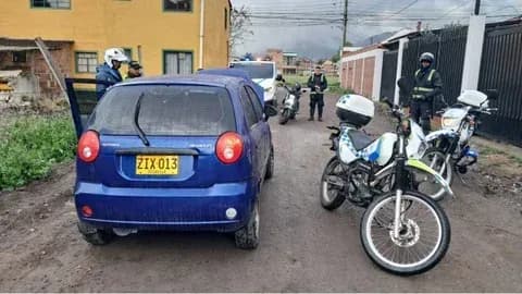 Inmovilizan el Spark azul que subió por puente peatonal Bogotá: el conductor niega ser el responsable y dice que no pagará las multas Inmovilizan el Spark azul que subió por puente peatonal Bogotá: el conductor niega ser el responsable y dice que no pagará las multas
