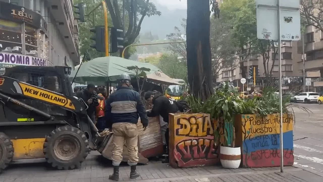 Retiran materas del punto de memoria de Dilan Cruz en Bogotá: Distrito explica intervención del árbol Retiran materas del punto de memoria de Dilan Cruz en Bogotá: Distrito explica intervención del árbol