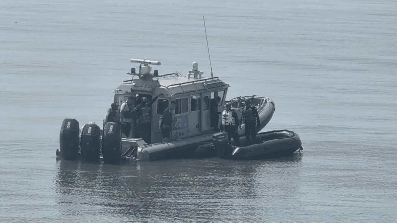 Armada rescata a diez personas tras el hundimiento de una embarcación en el Golfo de Urabá: entre ellos hay un menor de 13 años Armada rescata a diez personas tras el hundimiento de una embarcación en el Golfo de Urabá: entre ellos hay un menor de 13 años